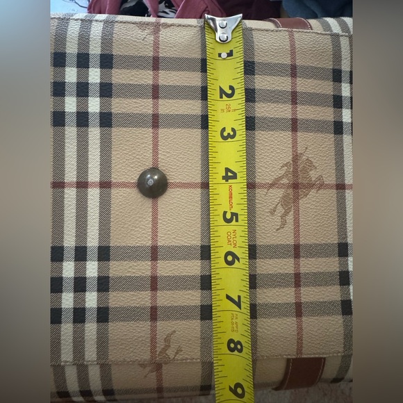 Burberry luggage bag size 45 in very good condition. comes with strap.Minor used - Picture 11 of 11